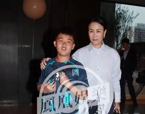 那英带着儿子现身.