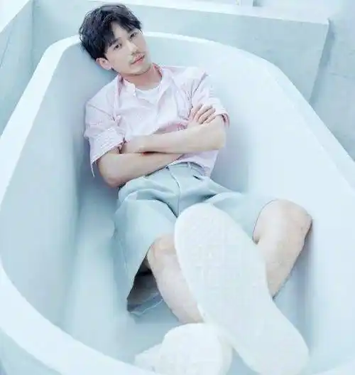 原创30岁白宇实力颜值兼具躺浴缸凹造型直女看了怎能不心动