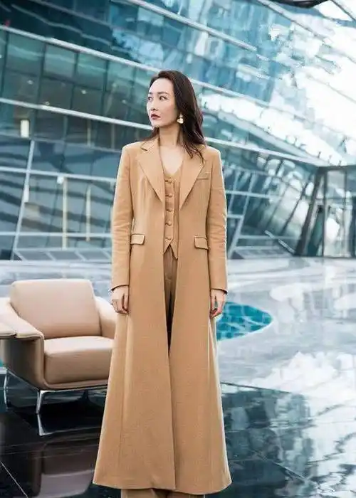 看这一身,王鸥全身上下就用了卡其色这么一个颜色,却穿出了很高级的