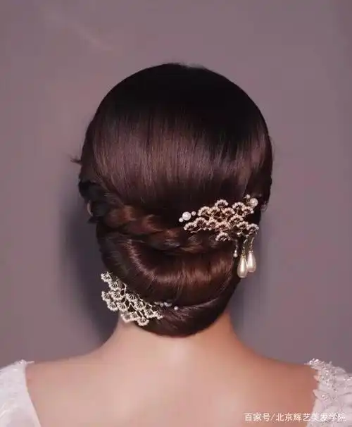 通过盘发能塑造女性的端庄,古典,艳丽,高雅,自然等不同气质,在影楼中