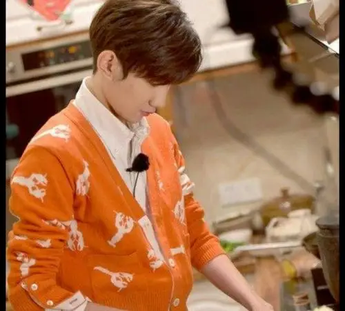 王源穿了橙色针织衫
