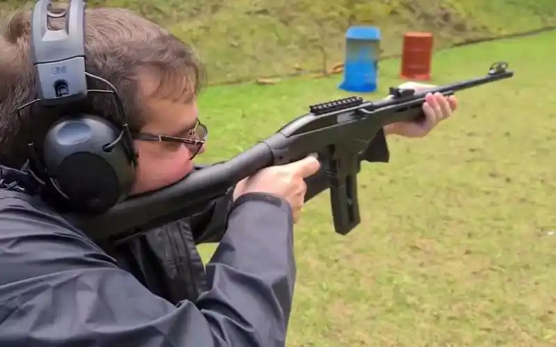 22lr口径弹药,噪音小 后坐力也小,适合用来打猎-军事视频-搜狐视频