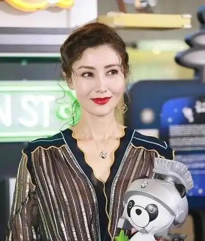 李嘉欣终究还是老了参加活动笑出4层皱纹穿露肩装气质仍高级