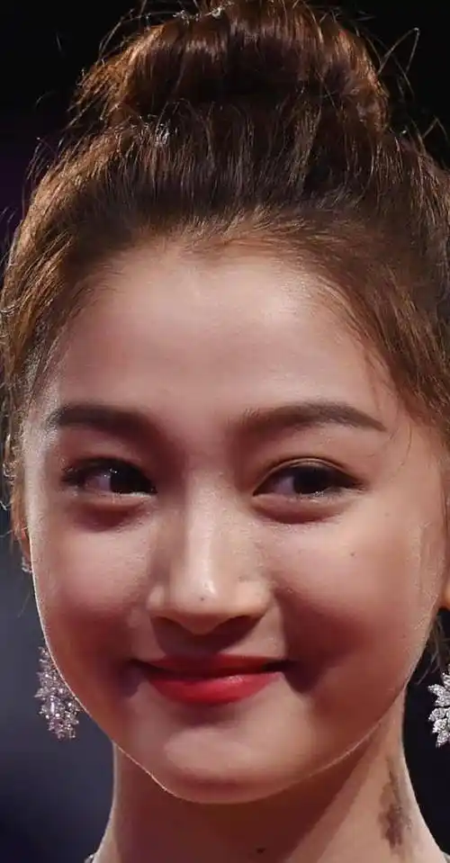 关晓彤无修生图太圈粉,脸上毛孔都能看清,皮肤状态好真实_处理_细节