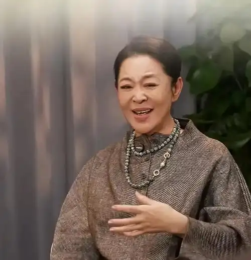 倪萍在65岁的年纪通过自学针灸治好了老母亲的大小便失禁症状