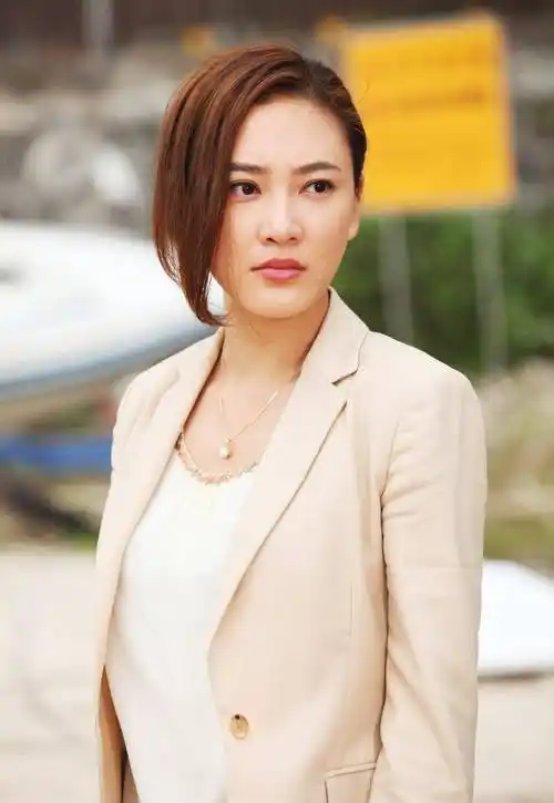 应采儿曾被误认为男生,被工作人员叫先生,本人一脸束手无措回应_事业