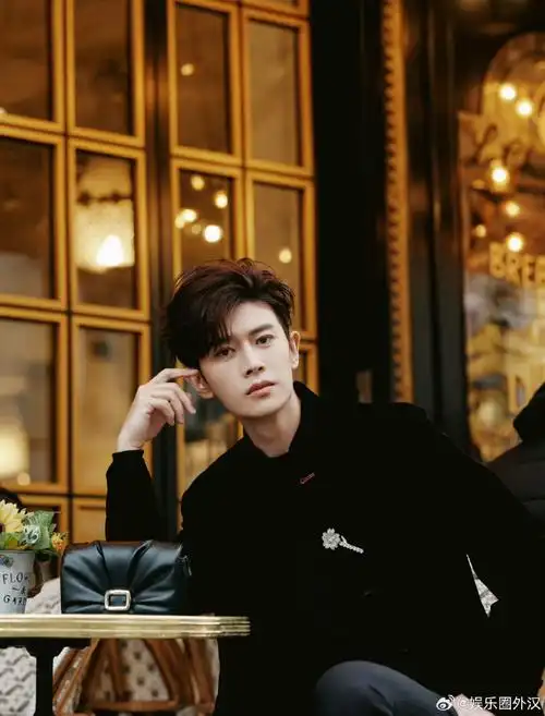 任嘉伦巴黎街头随拍##任嘉伦巴黎街头大片