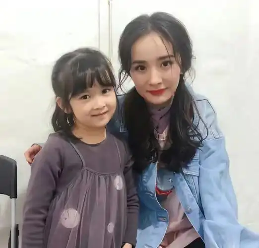 网友偶遇杨幂和小糯米吃饭终于管女儿了刘丹爆料有效了