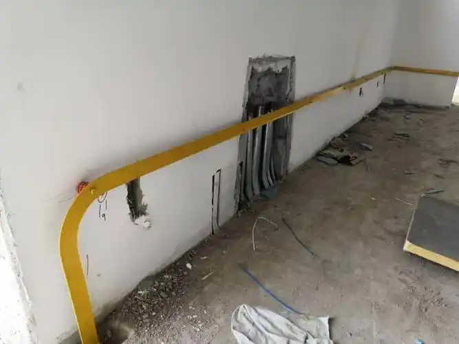 综合变电室房间内的接地线排