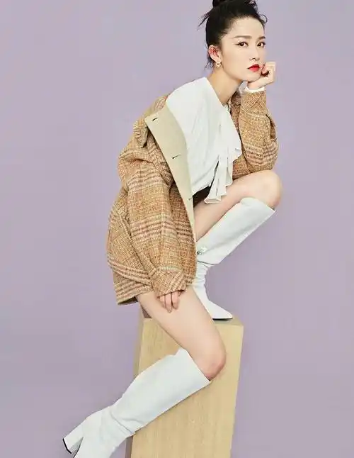 李沁太会拍照了,穿格子裙配中筒靴,坐凳子上尽展大长腿优势_西装_白色