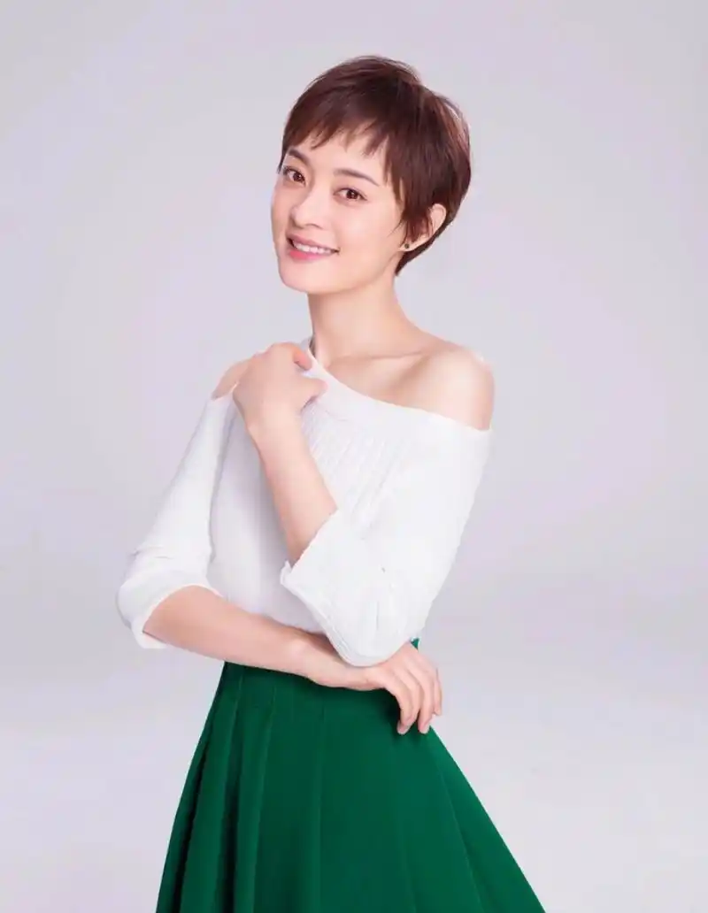 孙俪头发又短了,戴蓝色鸭舌帽变帅小伙,搭配黑色t恤减龄有活力