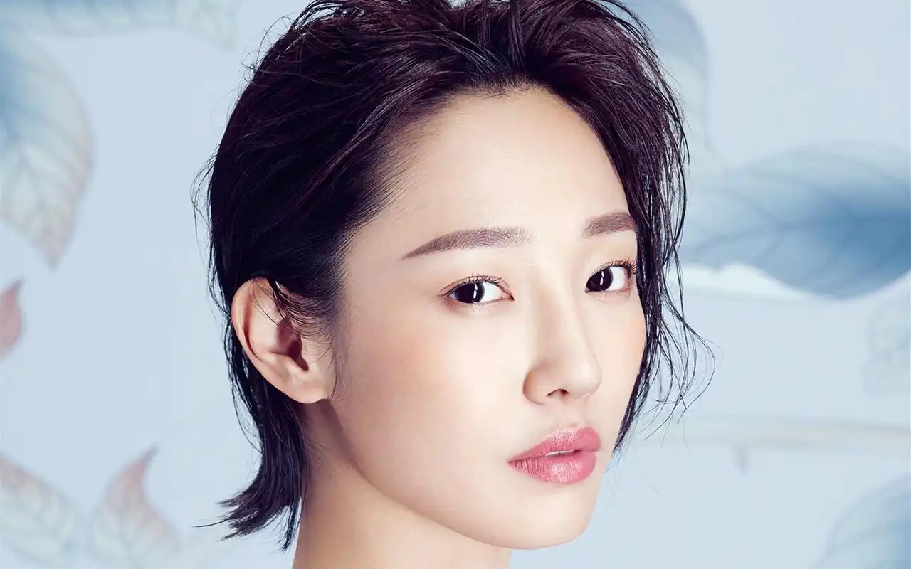 > 当红明星白百何时尚高清桌面壁纸(1920x1080)