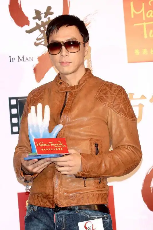 甄子丹皮衣墨镜十分有型