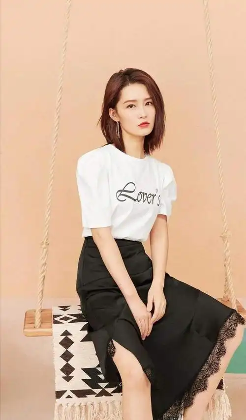 李沁不愧是公认的清爽女神穿短袖衬衫搭配高腰短裤简约又时髦