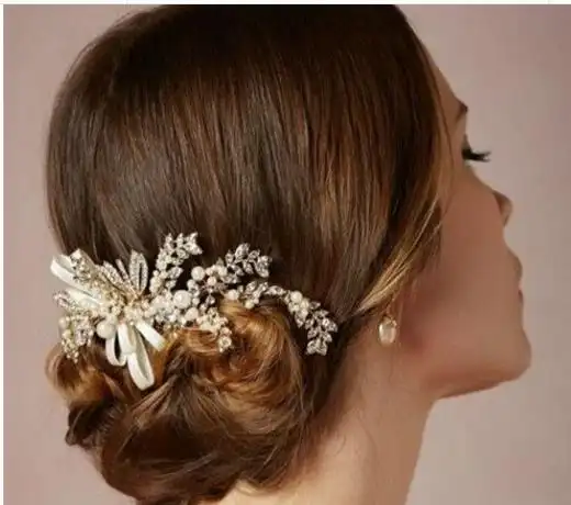 她是简单地把头发给盘成了两个低位的法式新娘盘发发型,再加上好看的