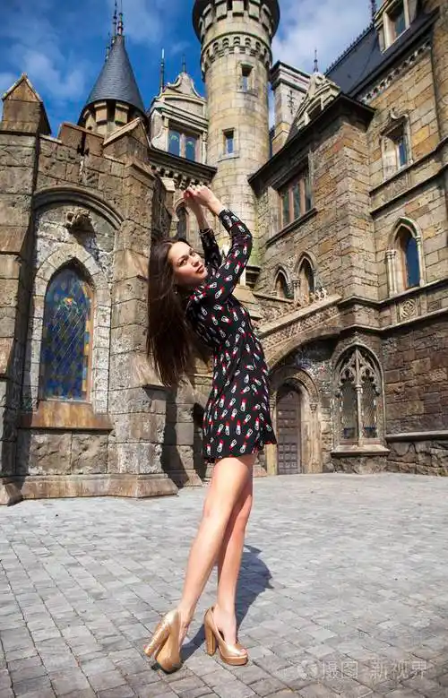 全身肖像年轻美丽的夏装女孩摆姿势