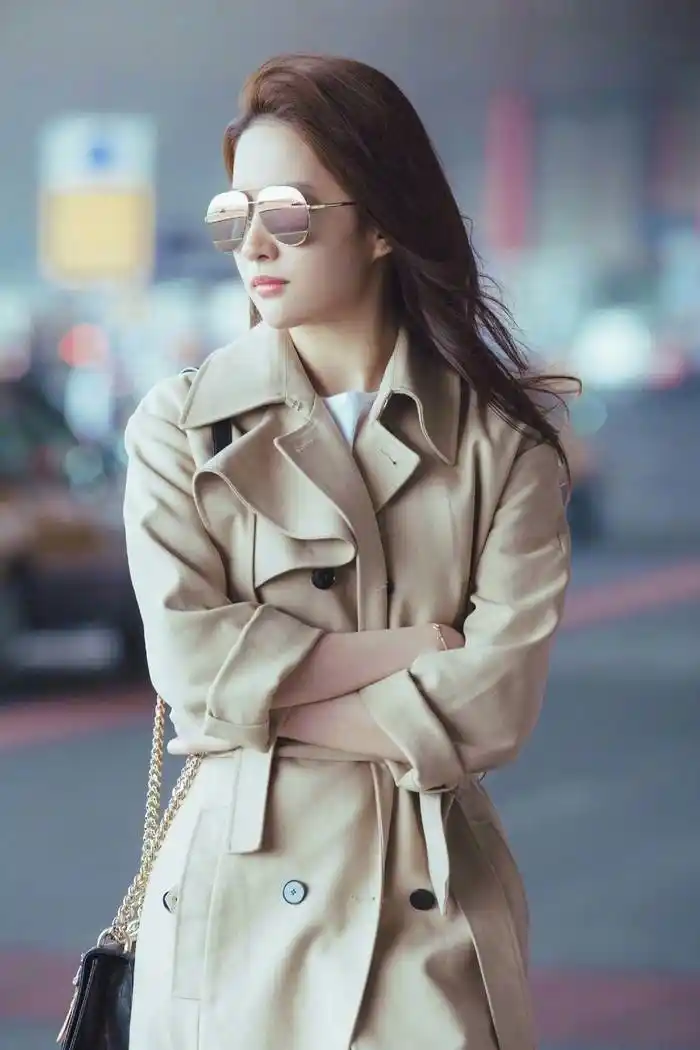 亚洲国际送钱了:㊣线上第一品牌【值得您信赖】刘亦菲英伦风机场街拍