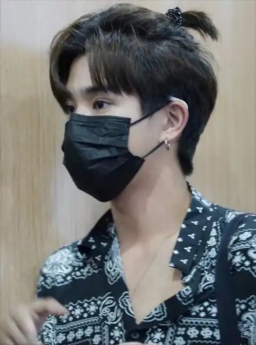 可爱男生发型图片,男生留什么发型好看(他泰那些可爱俏皮的小揪揪)