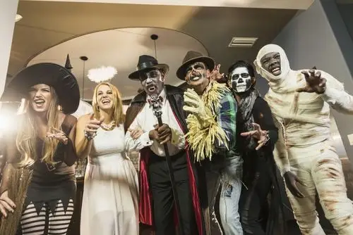 新冠病毒下的万圣节灯红酒绿歌舞升平依旧美国人真的疯了吗