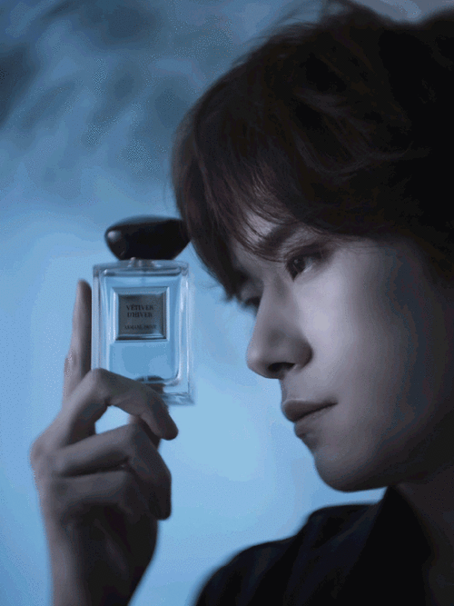 易烊千玺飘雪侧颜