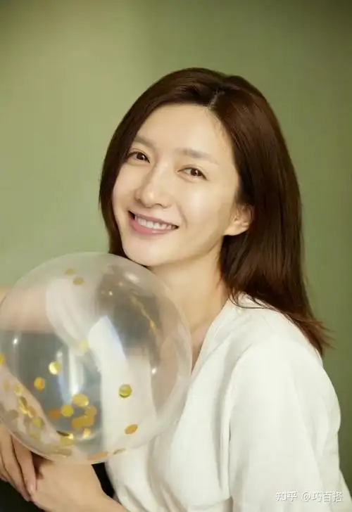 江疏影晒素颜照,齐肩短发搭配t恤衫,清纯又气质