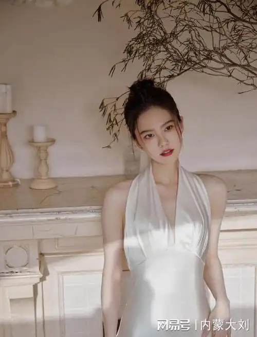 姜珮瑶身穿白色v领露背长裙素雅圣洁很有古典气质