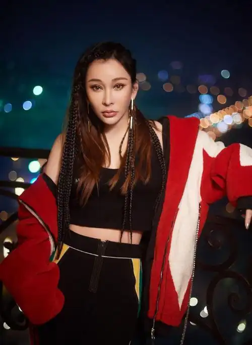 1 / 8 台湾歌手温岚出生于1979年,在20岁时被吴宗宪发掘而进入歌坛