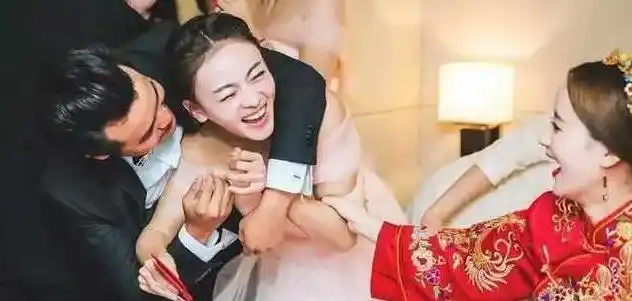 盘点四位被吃豆腐的女星热巴选择隐忍而她给了两巴掌