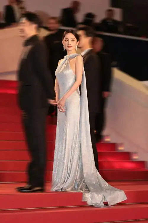 杨幂携新作《酱园弄》亮相戛纳电影节红毯,水蓝色镶钻礼服简洁大气