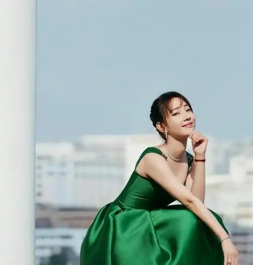 白百何是当今中国娱乐圈备受关注的女演员之一,她的出道作品《一年级