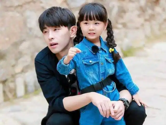 因长得太漂亮,被全网唯一禁止整容的邓伦"女儿",如今长成啥样_山竹