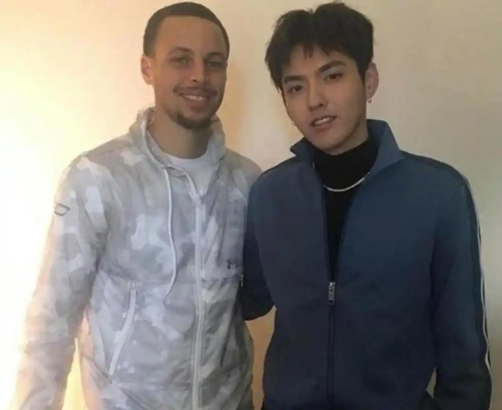 吴亦凡身高1.87,库里身高1.91,两人合照居然差不多高.