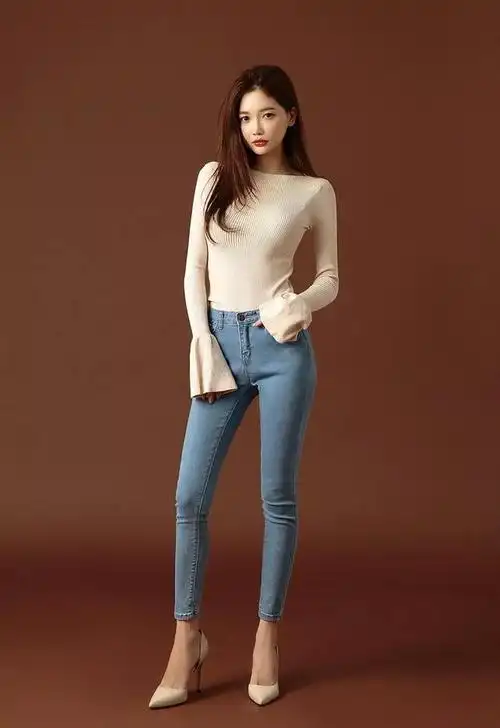 而对于韩国女星们来说,她们的执着爱好之一就是修身牛仔裤.