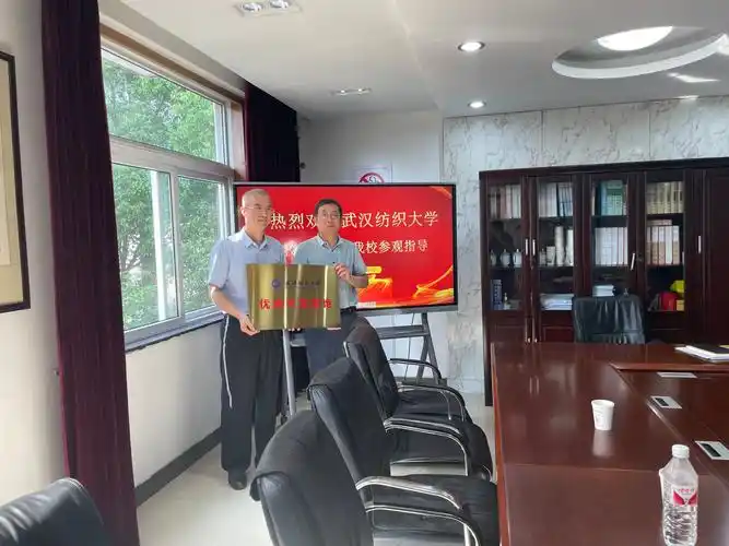 跃新,副校长曹君,高三年级主任胡继华,校办副主任杜玲出席了签约仪式