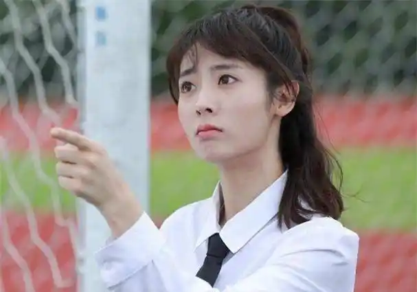 演"学生"最像的女演员,谭松韵还好,而她37岁看着却像高中生_吴倩