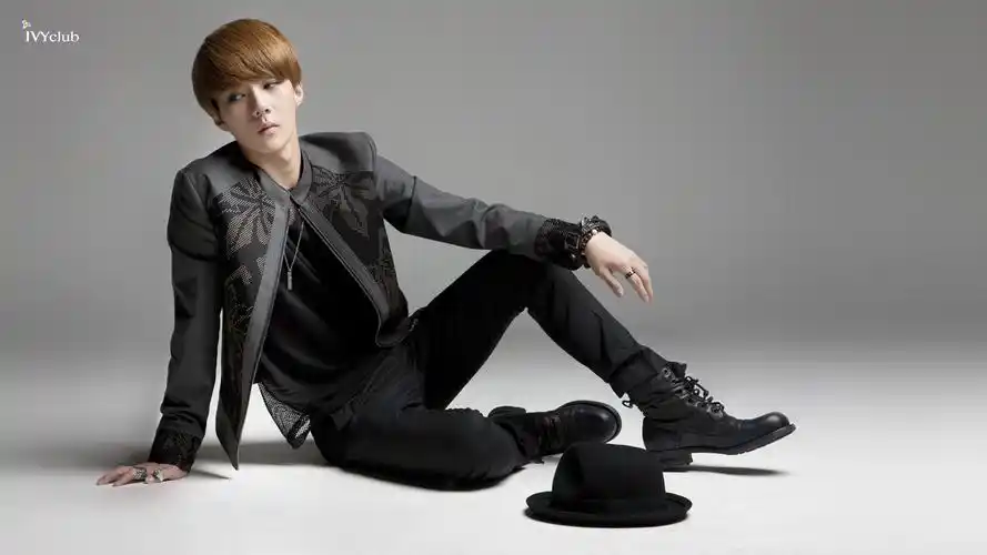 求一张吴世勋单独的西装照