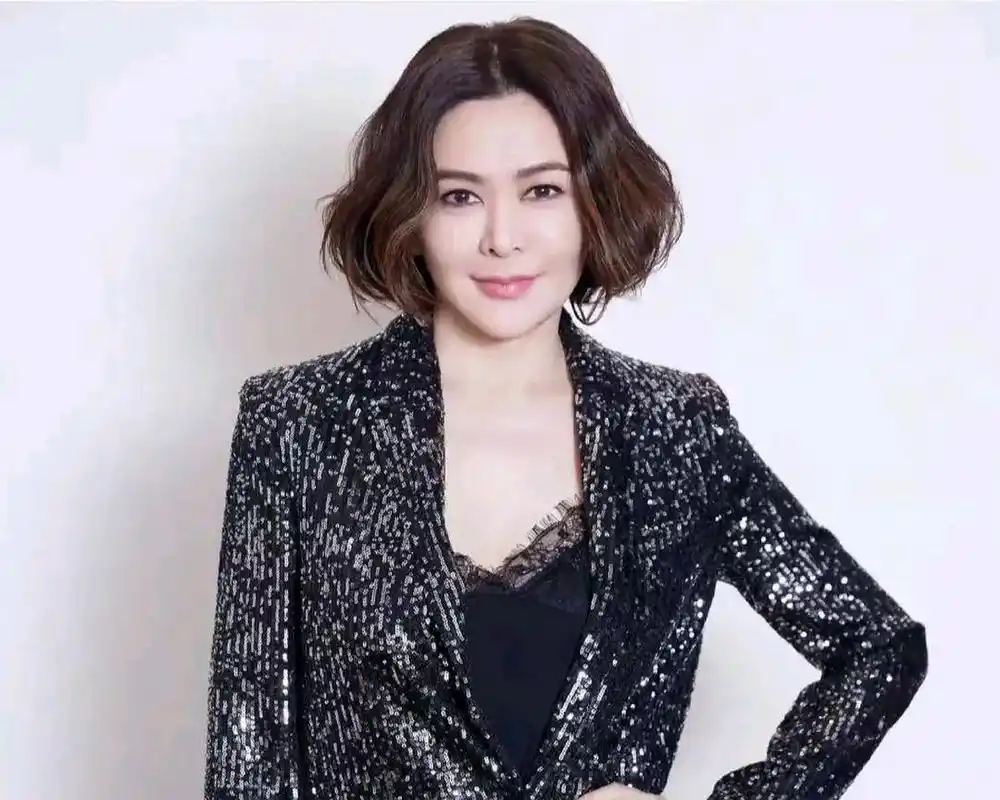 61岁女星关之琳与健硕小鲜肉恋情曝光,男方比她小6岁,是位年轻的企业