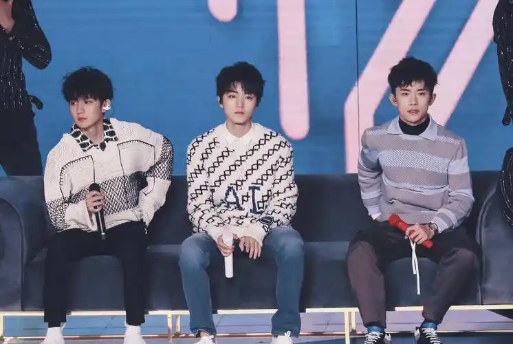 宋亚轩的回答也非常机智,私底下虽然时代少年团和tfboys的见面机会不