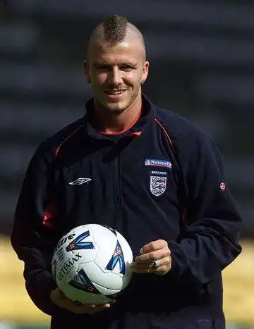 男生黑色短发鲨鱼头发型图片及介绍