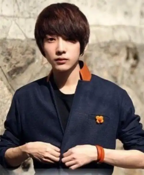 直发男士短发发型,更具阳光帅气感觉,过眉的齐刘海发型,略遮男生的