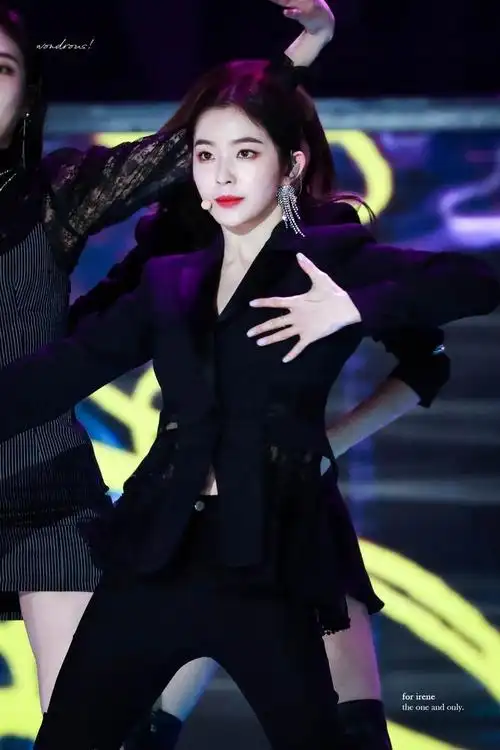 red velvet的irene裴珠泫黑色西装露肩礼服黑衣大全