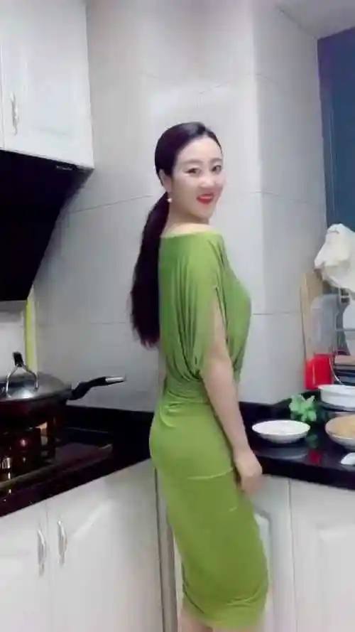 同学的年轻妈妈,快40的人了,竟长得如此年轻!_腾讯视频