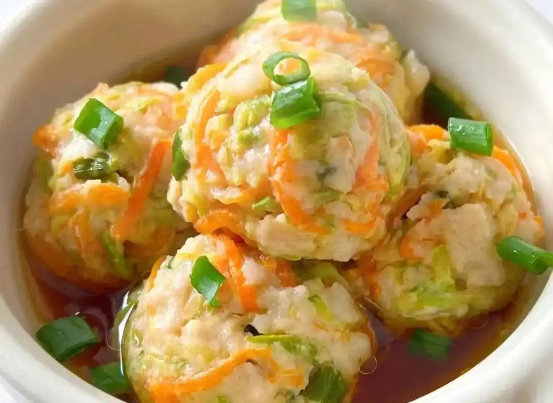 美食#  清蒸时蔬狮子头  食材:瘦肉,胡萝卜,西葫芦,瘦肉,葱花.