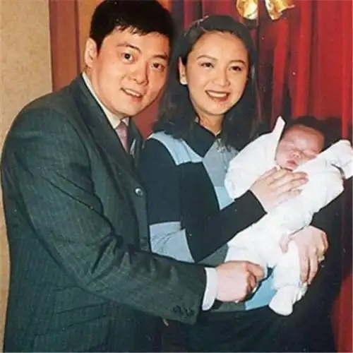 52岁曾华倩美貌依旧气质更胜当年儿子更是高大帅气