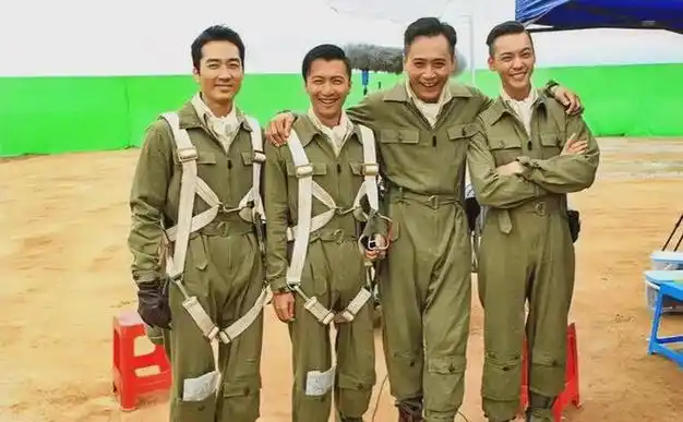 乍一看四位穿得是统一服装|刘烨|名气|陈伟霆|谢霆锋_网易订阅