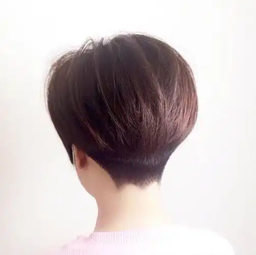 春天流行"推后边"超短发,春天你推了吗!