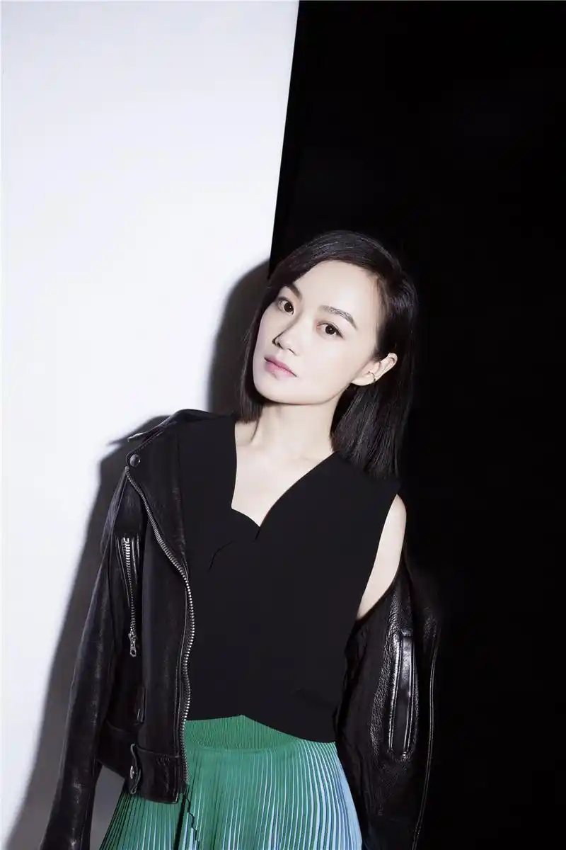 战菁一时尚写真曝光 尽显优雅气质