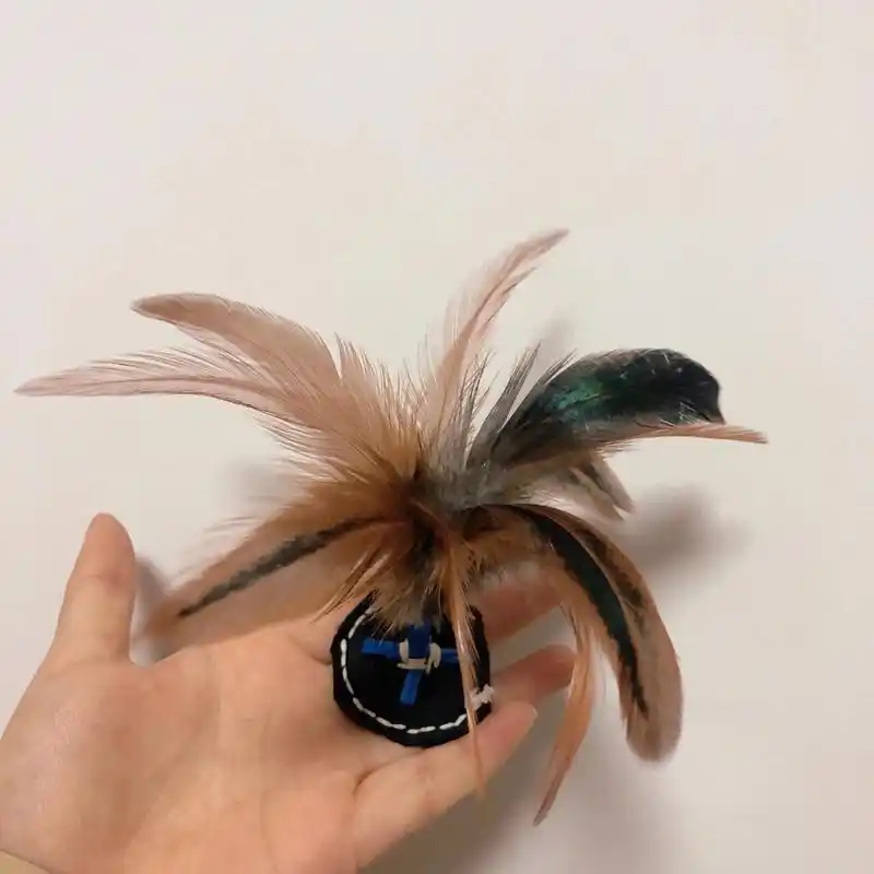 勾起回忆的鸡毛毽子 心灵手巧的我妈突然做了一个鸡毛毽子,一下勾起