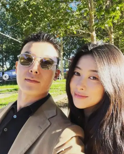 王昀佳晒夫妻合照朱珠产后一月气色恢复好被老公甜夸美人