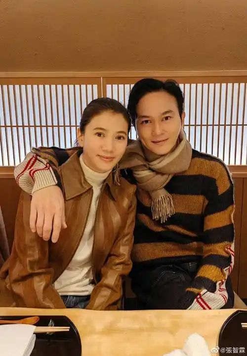 张智霖袁咏仪发文晒合照庆结婚二十一周年 两人驻颜有术依旧年轻_纪念